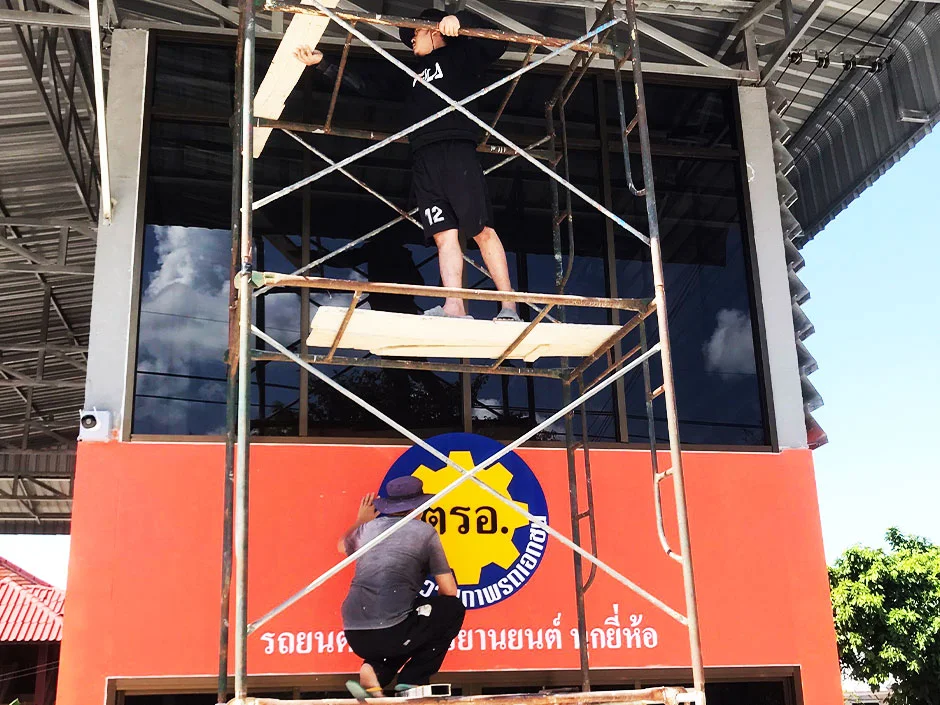 ผลงาน งานติดตั้งและงานสติ๊กเกอร์ตกแต่ง ชุดที่ 1: ชุดที่ 1 นี้เน้นไปที่ความสวยงามและความคล้ายคลึงของงานติดตั้งและสติ๊กเกอร์ตกแต่ง ท่านจะได้พบกับผลงานที่ทันสมัยและให้ความประทับใจ